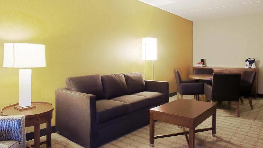 Four Points By Sheraton Winnipeg South Экстерьер фото